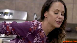 Hete brunette vrouw Mckenzie Lee krijgt wat DNA van de jonge stud en maakt hem cum