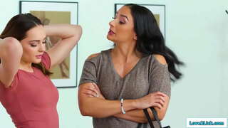 Busty stepmom နဲ့လိင္တူခ်စ္သူျရှိသည်လျှို့ဝှက်ချက်တစ်ခုဖောက်နှင့်အငယ်သို့ sneaks အ milfs အိပ်ခန်းနှင့်သူတို့နမ်း။အဝန်းသူမဒြပ်ပေါင်းသူမ၏cunt