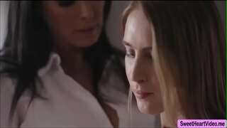 Каденс Люкс нарэшце-то занялася сэксам з мокрай кіскам мілф Рэйган Фокс