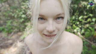 Horny tin-edyer nga mosuyop sa dako nga dick diha sa mga kalasangan. Karneli Bandi