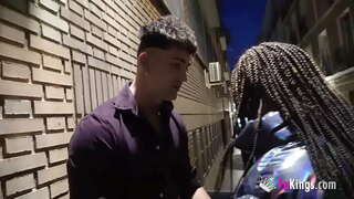 Брюнетка эксгибиционистка алады бұрғылау жылғы похотливого чувака