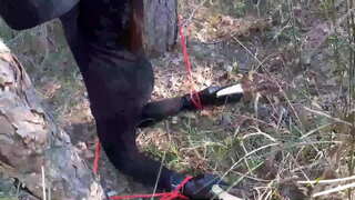 Laura su Tacco modello passo sorella in abito nero e tacchi alti legato e mascherato in un bosco, ha a succhiare un bick cazzo.