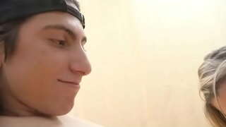 Gazte dude bat lortzen, aparteko deepthroat batetik rubia MILF