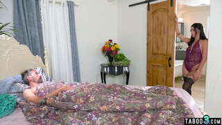 Taloha ny raikeliko amin&#039;ny lava-pitombenana fucking ny mahia latina zana-badiny