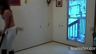 Ексгібіціоністка витирається голою перед местилем, який за нею слідкує!