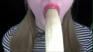 خوبصورت لڑکیوں کو پسند کرتا ہے پھل