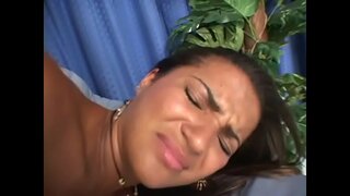 Tanned latina Claudia Bella maka akoho mainty ao an-lena cunt