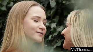 ���ादक तरुण मैत्रिणींना चाटणे प्रत्येक इतर ओले pussies